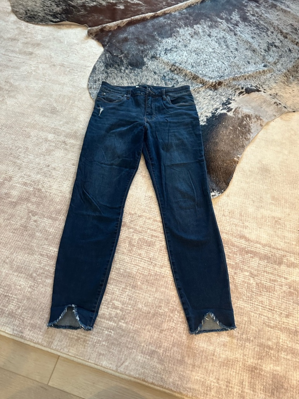 Kut from the Kloth Dark Blue Skinny Jeans with Frayed Hem